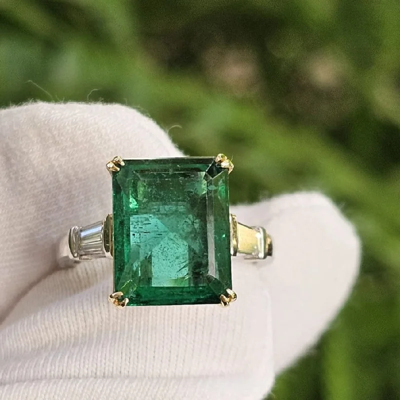 5.40 Carat natural Eemerald Ring With 0.50 Carat Natural diamonds